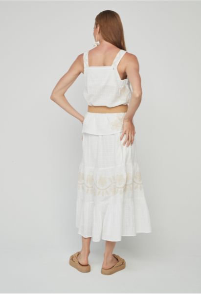 Falda midi de vuelo con bordado a contraste de estructura en algodón. Goma en cintura.ç
Composición: 100% Algodón.
Se recomienda lavar a mano o en lavadora hasta 30º. No usar lejía, planchar suavemente del revés hasta 110º y no usar secadora.