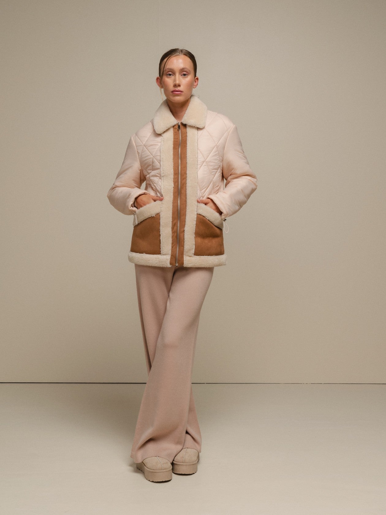 Abrigo ligero con tres texturas y bolsillos tipo plastón.
Composición: 50% Nilon y 50% Poliéster.
Se recomienda lavar a mano o en lavadora hasta 30º. No usar lejía, planchar suavemente del revés hasta 110º y no usar secadora.