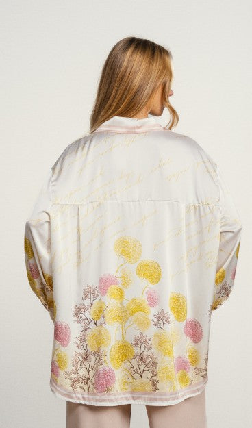 Camisa larga con estampado floral alegre y muy original. también puedes llevarla abierta y utilizarla como una sobrecamisa.
Composición: 100% Poliéster.
Se recomienda lavar a mano o en lavadora hasta 30º. No usar lejía, planchar suavemente del revés hasta 110º y no usar secadora.