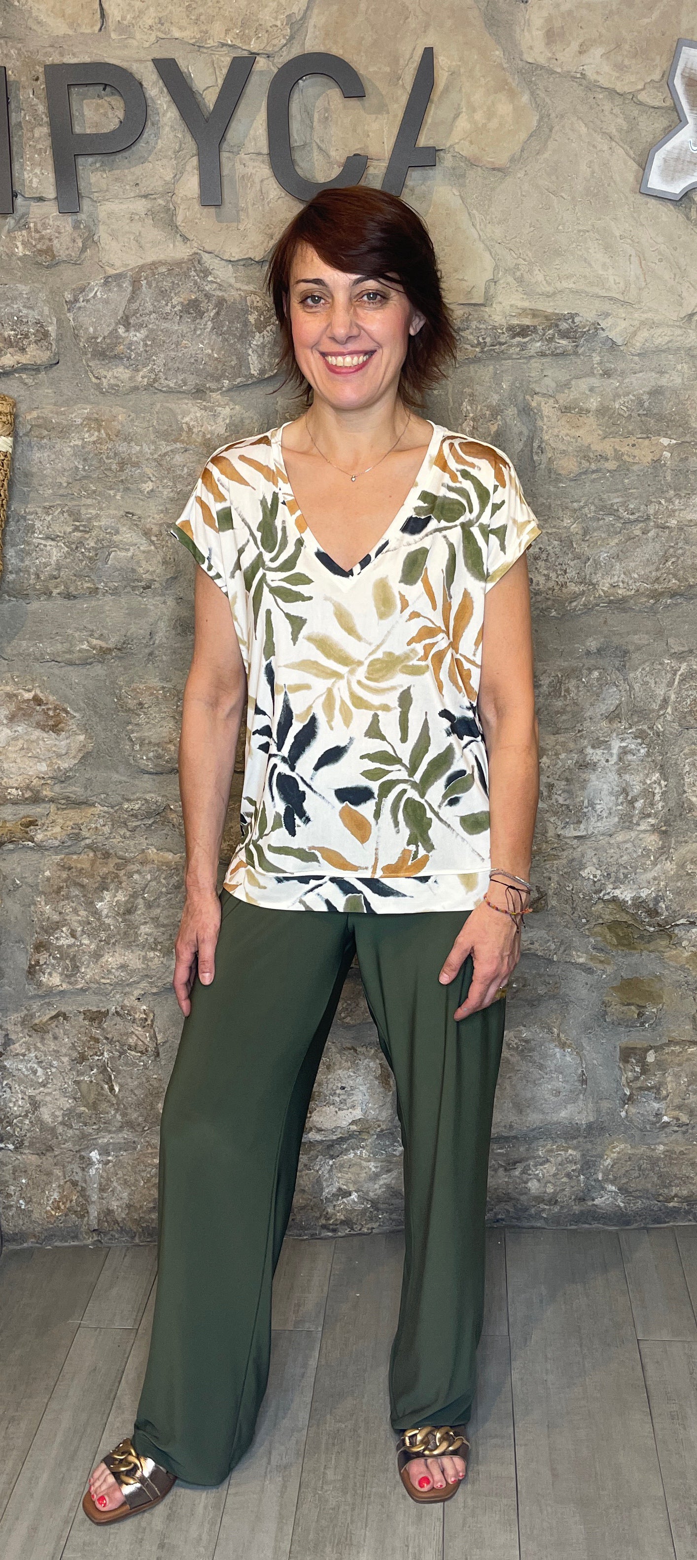 Pantalón liso goma en cintura. Tejido con una caída espectacular y no necesita plancha. Composición: 96% Poliéster y 4% Elastano. Se recomienda lavar a mano o en lavadora hasta 30º. No usar lejía, planchar suavemente del revés hasta 110º y no usar secadora.