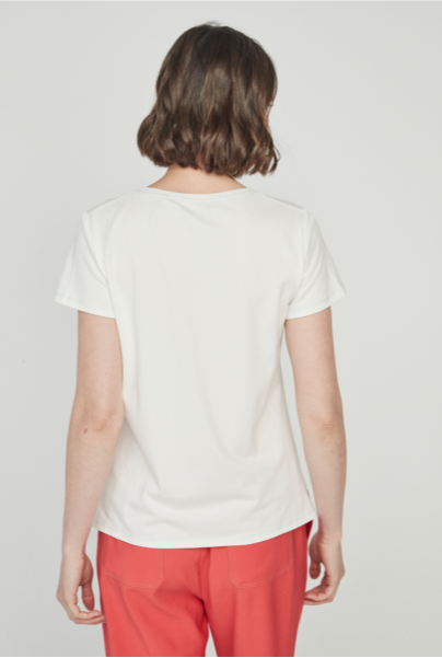 Camiseta de cuello redondo y estampado de estrellas de mar con lentejuelas.
Composición: 95% Algodón y 5% Elastano.
Se recomienda lavar a mano o en lavadora hasta 30º. No usar lejía, planchar suavemente del revés hasta 110º y no usar secadora.