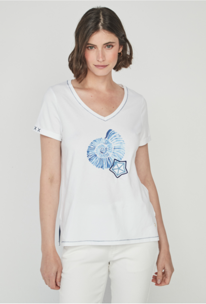 Camiseta de cuello en pico, con dibujo de caracola y detalle en mangas y bordado frontal.
Composición: 90% Algodón y 10% Elastano.
Se recomienda lavar a mano o en lavadora hasta 30º. No usar lejía, planchar suavemente del revés hasta 110º y no usar secadora.