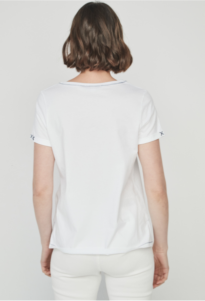 Camiseta de cuello en pico, con dibujo de caracola y detalle en mangas y bordado frontal.
Composición: 90% Algodón y 10% Elastano.
Se recomienda lavar a mano o en lavadora hasta 30º. No usar lejía, planchar suavemente del revés hasta 110º y no usar secadora.