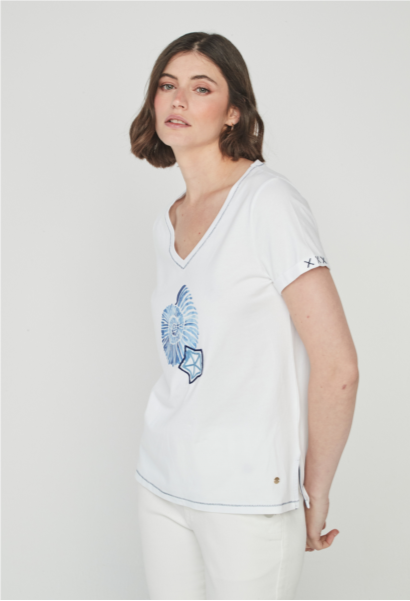 Camiseta de cuello en pico, con dibujo de caracola y detalle en mangas y bordado frontal.
Composición: 90% Algodón y 10% Elastano.
Se recomienda lavar a mano o en lavadora hasta 30º. No usar lejía, planchar suavemente del revés hasta 110º y no usar secadora.