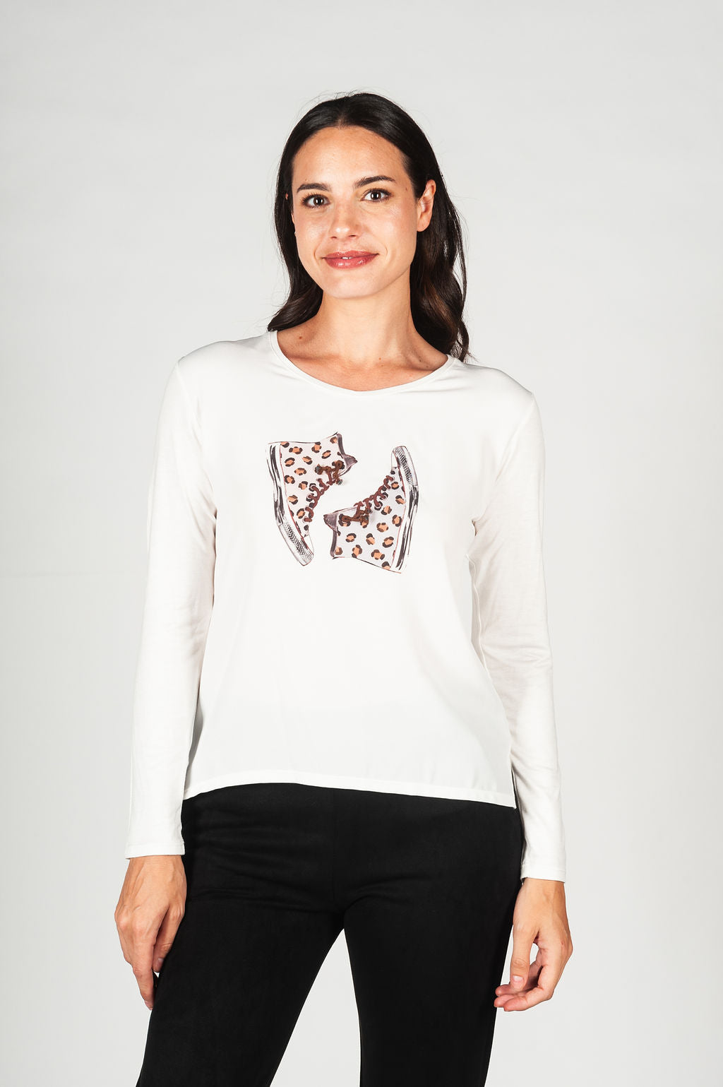 Camiseta de manga larga, con dibujo de zapatillas en frontal y cordones haciendo relieve.
Composición: 55% Viscosa, 40% Poliéster y 5% Elastano.
Se recomienda lavar a mano o en lavadora hasta 30º. No usar lejía, planchar suavemente del revés hasta 110º y no usar secadora.