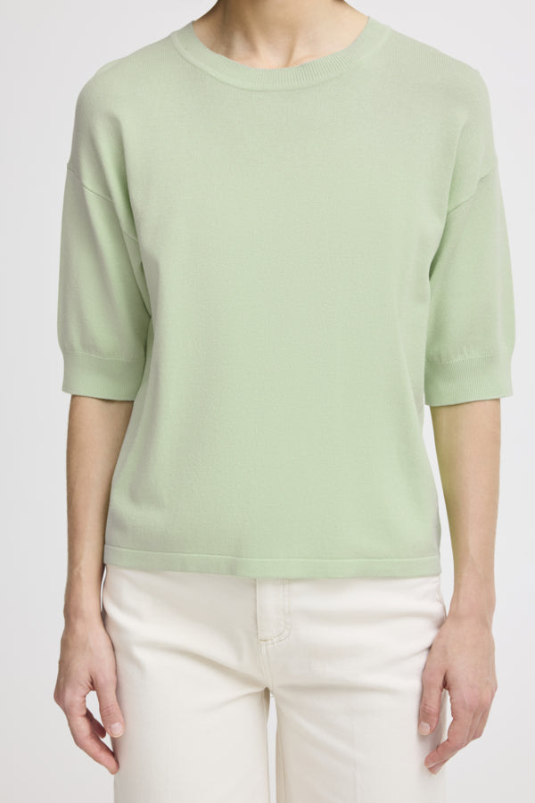 Jersey fino de manga corta.
Composición: 70% Viscosa (LENZING™ ECOVERO™) y 30% Poliamida.
Se recomienda lavar a mano o en lavadora hasta 30º. No usar lejía, planchar suavemente del revés hasta 110º y no usar secadora.