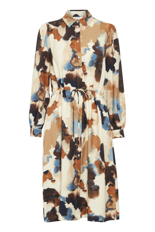 Vestido camisero largo, con bolsillos y cintura ajustable. Composición: 75% Viscose,13% Lino y 12% Poliamida. Se recomienda lavar a mano o en lavadora hasta 30º. No usar lejía, planchar suavemente del revés hasta 110º y no usar secadora.