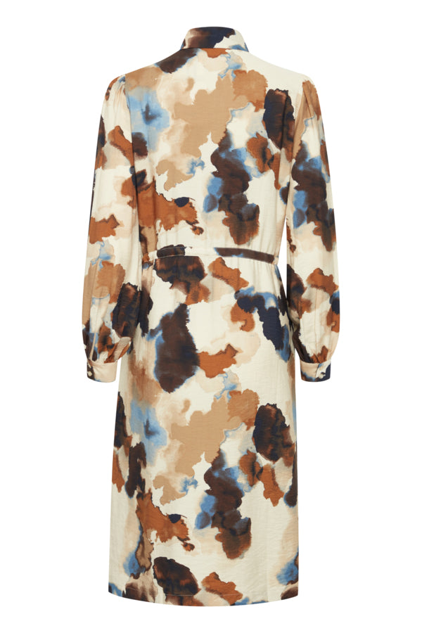 Vestido camisero largo, con bolsillos y cintura ajustable. Composición: 75% Viscose,13% Lino y 12% Poliamida. Se recomienda lavar a mano o en lavadora hasta 30º. No usar lejía, planchar suavemente del revés hasta 110º y no usar secadora.