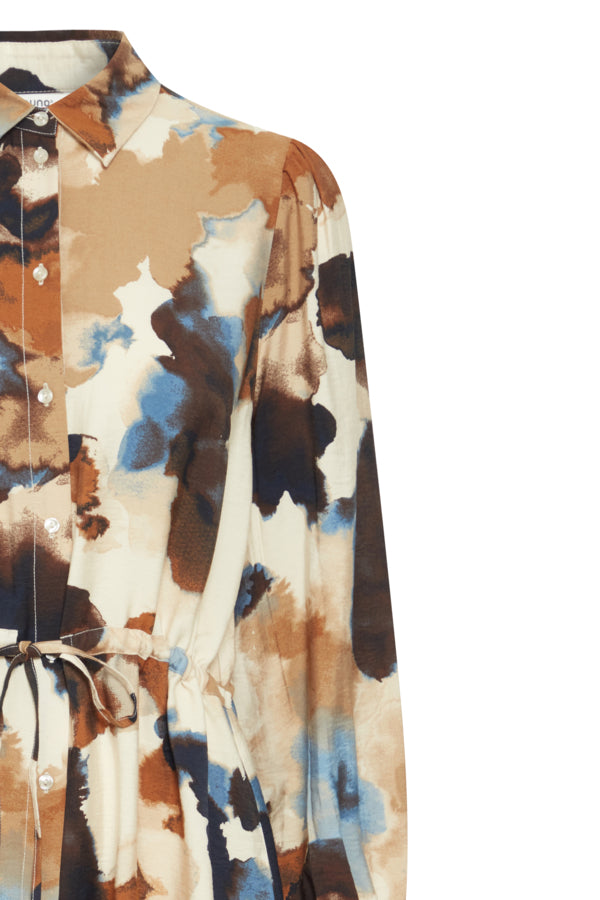 Vestido camisero largo, con bolsillos y cintura ajustable. Composición: 75% Viscose,13% Lino y 12% Poliamida. Se recomienda lavar a mano o en lavadora hasta 30º. No usar lejía, planchar suavemente del revés hasta 110º y no usar secadora.