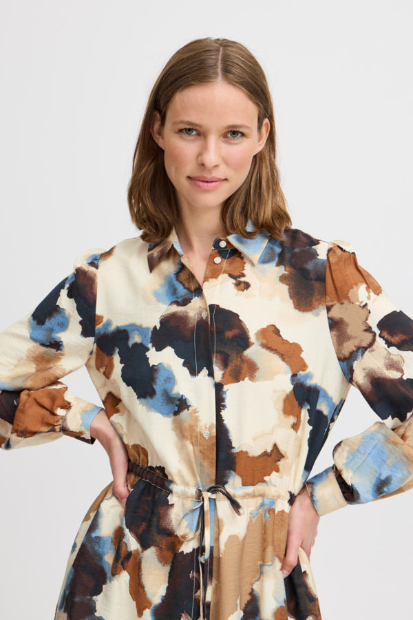 Vestido camisero largo, con bolsillos y cintura ajustable. Composición: 75% Viscose,13% Lino y 12% Poliamida. Se recomienda lavar a mano o en lavadora hasta 30º. No usar lejía, planchar suavemente del revés hasta 110º y no usar secadora.