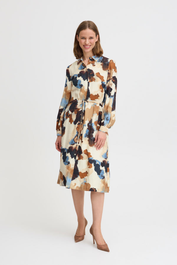 Vestido camisero largo, con bolsillos y cintura ajustable. Composición: 75% Viscose,13% Lino y 12% Poliamida. Se recomienda lavar a mano o en lavadora hasta 30º. No usar lejía, planchar suavemente del revés hasta 110º y no usar secadora.