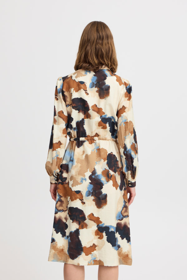 Vestido camisero largo, con bolsillos y cintura ajustable. Composición: 75% Viscose,13% Lino y 12% Poliamida. Se recomienda lavar a mano o en lavadora hasta 30º. No usar lejía, planchar suavemente del revés hasta 110º y no usar secadora.