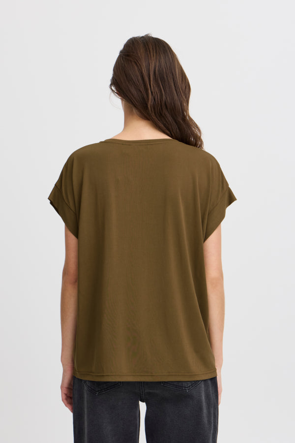 Camiseta de tejido con tacto brutal en color verde militar y detalle de costura en hombros. Composición: 64% Modal y 36% Poliéster. Se recomienda lavar a mano o en lavadora hasta 30º. No usar lejía, planchar suavemente del revés hasta 110º y no usar secadora.