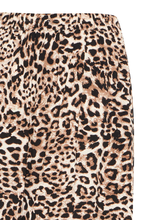 Falda midi, con goma en parte trasera de la cintura y abertura delantera.
Composición; 100% Viscosa (LENZING™ ECOVERO™).
Se recomienda lavar a mano o en lavadora hasta 30º. No usar lejía, planchar suavemente del revés hasta 110º y no usar secadora.