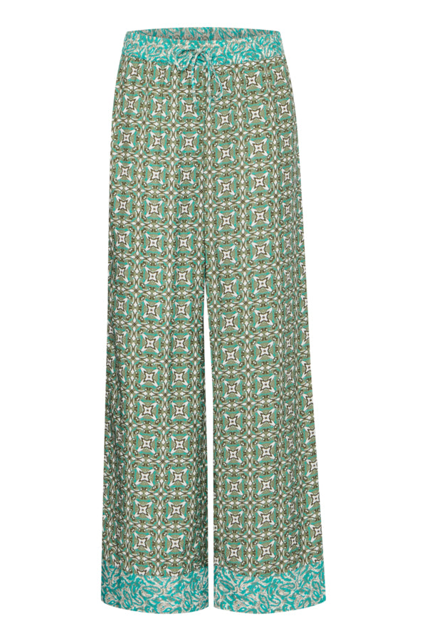 Pantalón ancho con cintura de goma con estampado haciendo contraste y en los bajos.
Composición: 85% Viscosa (LENZING™ ECOVERO™) y 15% Poliamida.
Se recomienda lavar a mano o en lavadora hasta 30º. No usar lejía, planchar suavemente del revés hasta 110º y no usar secadora.