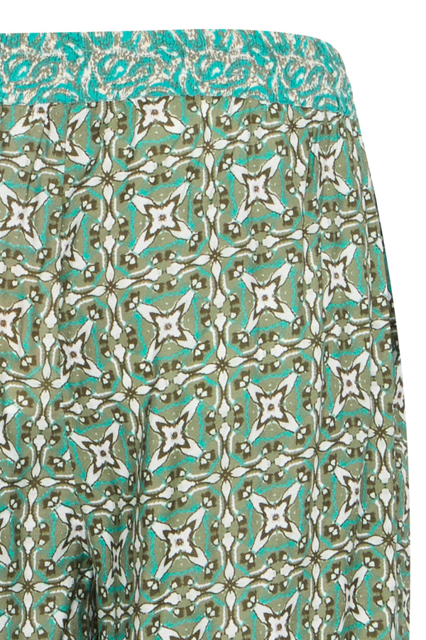 Pantalón ancho con cintura de goma con estampado haciendo contraste y en los bajos.
Composición: 85% Viscosa (LENZING™ ECOVERO™) y 15% Poliamida.
Se recomienda lavar a mano o en lavadora hasta 30º. No usar lejía, planchar suavemente del revés hasta 110º y no usar secadora.