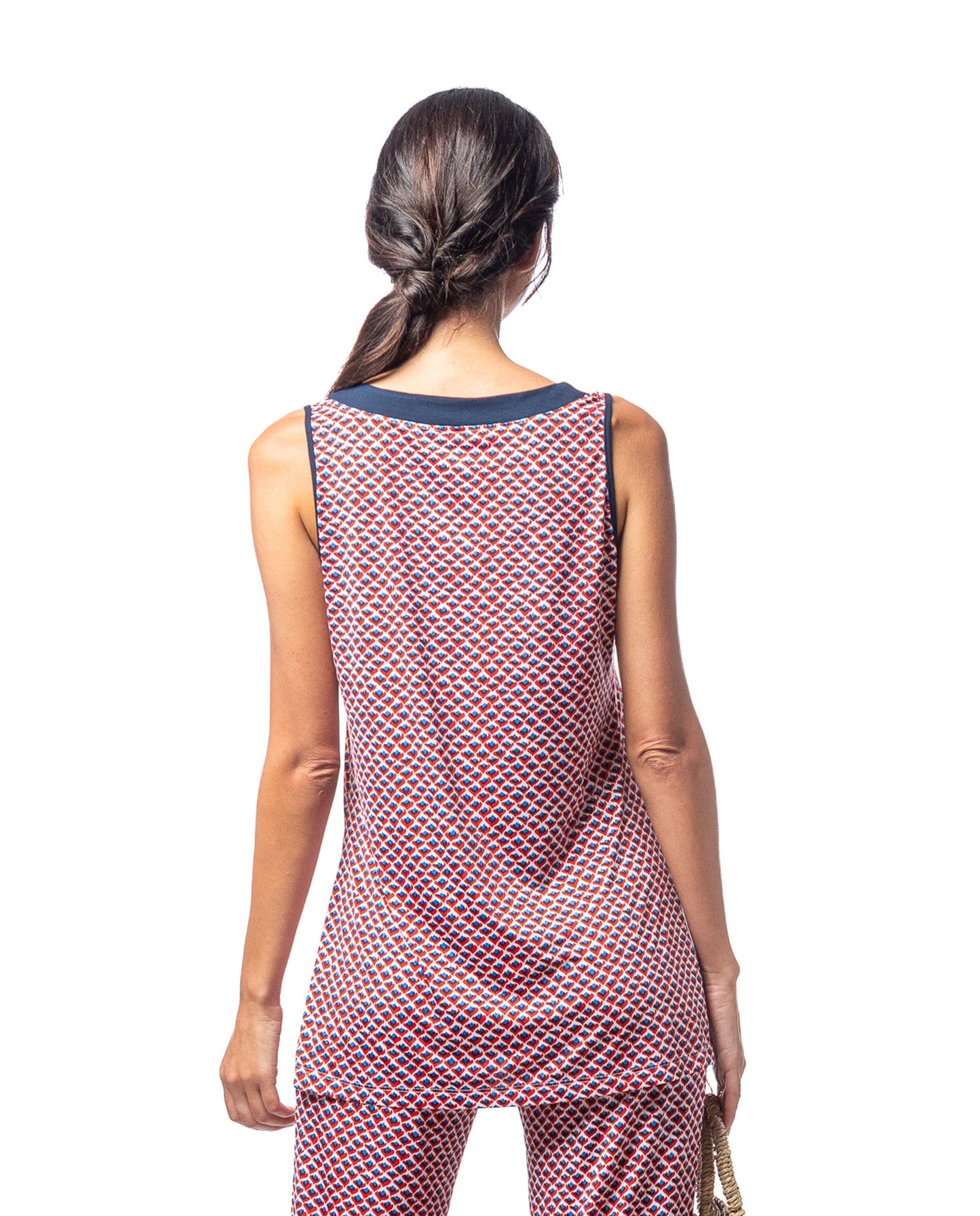 Pantalón estampado bajo ancho y goma en cintura. Composición: 94% Poliéster y 6% Spandex Se recomienda lavar a mano o en lavadora hasta 30º. No usar lejía, planchar suavemente del revés hasta 110º y no usar secadora.