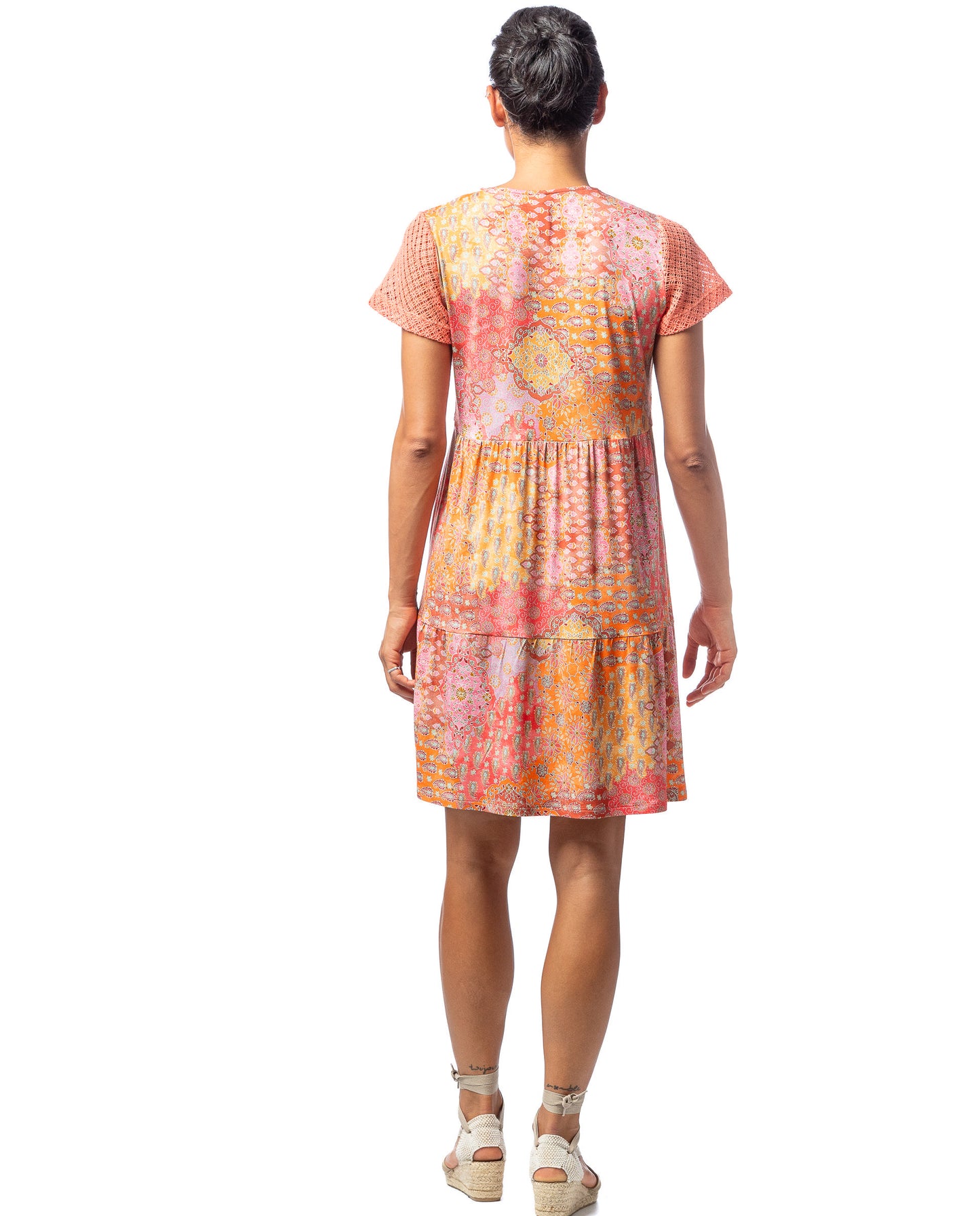 Vestido corto con manga, y combinado de crochet y estampado fantasía. Composición: 94% Poliéster y 6% Spandex Se recomienda lavar a mano o en lavadora hasta 30º. No usar lejía, planchar suavemente del revés hasta 110º y no usar secadora.