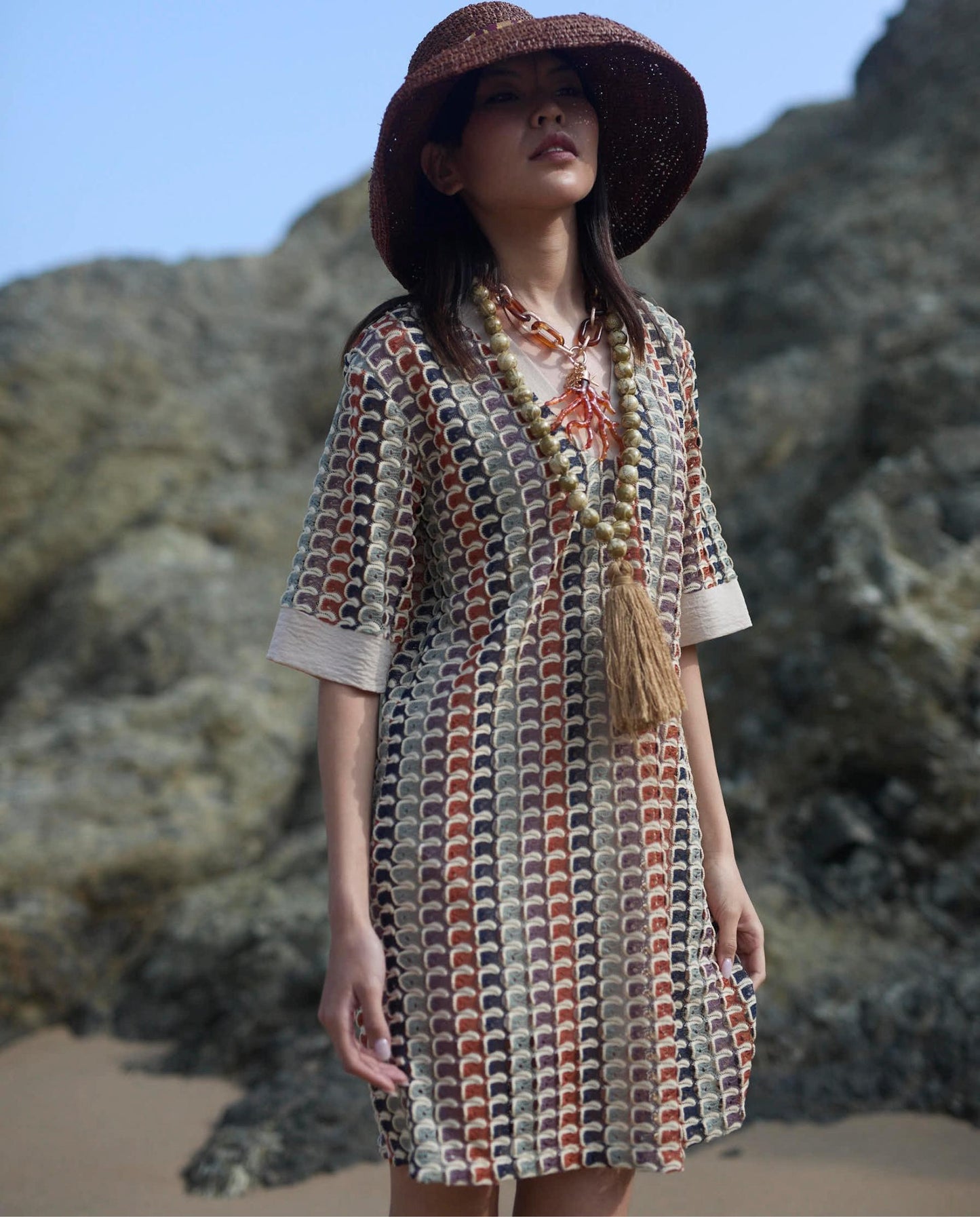 Vestido de crochet, elegante y cómodo, ideal para los días más cálidos. Confeccionado en tejido de crochet ligero y transpirable, destaca por su escote en pico con vivo en contraste y manga corta, que aportan un toque actual y favorecedor. Su corte recto ofrece una caída natural que se adapta cómodamente al cuerpo. Perfecto para llevar en casa, de vacaciones o para un look relajado de verano con estilo.
Composición: 100% Poliéster.
Se recomienda lavar a mano o en lavadora hasta 30º. No usar lejía, plancha