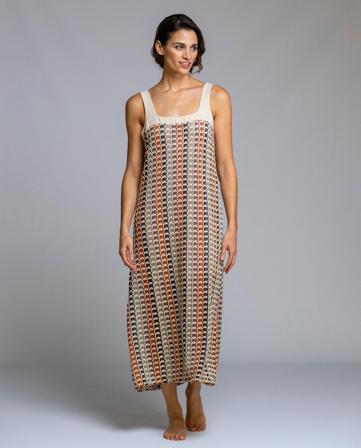 Vestido largo de crochet, ideal para un look veraniego natural y elegante. Confeccionado en tejido de crochet ligero y transpirable, destaca por su escote recto con tirantes anchos en contraste, que aportan sujeción y un acabado limpio. Su corte largo y fluido estiliza la silueta y garantiza comodidad durante todo el día. Perfecto para vacaciones, paseos al aire libre o como vestido casual con un toque artesanal y sofisticado.
Composición: 100% Poliéster.
Se recomienda lavar a mano o en lavadora hasta 30º