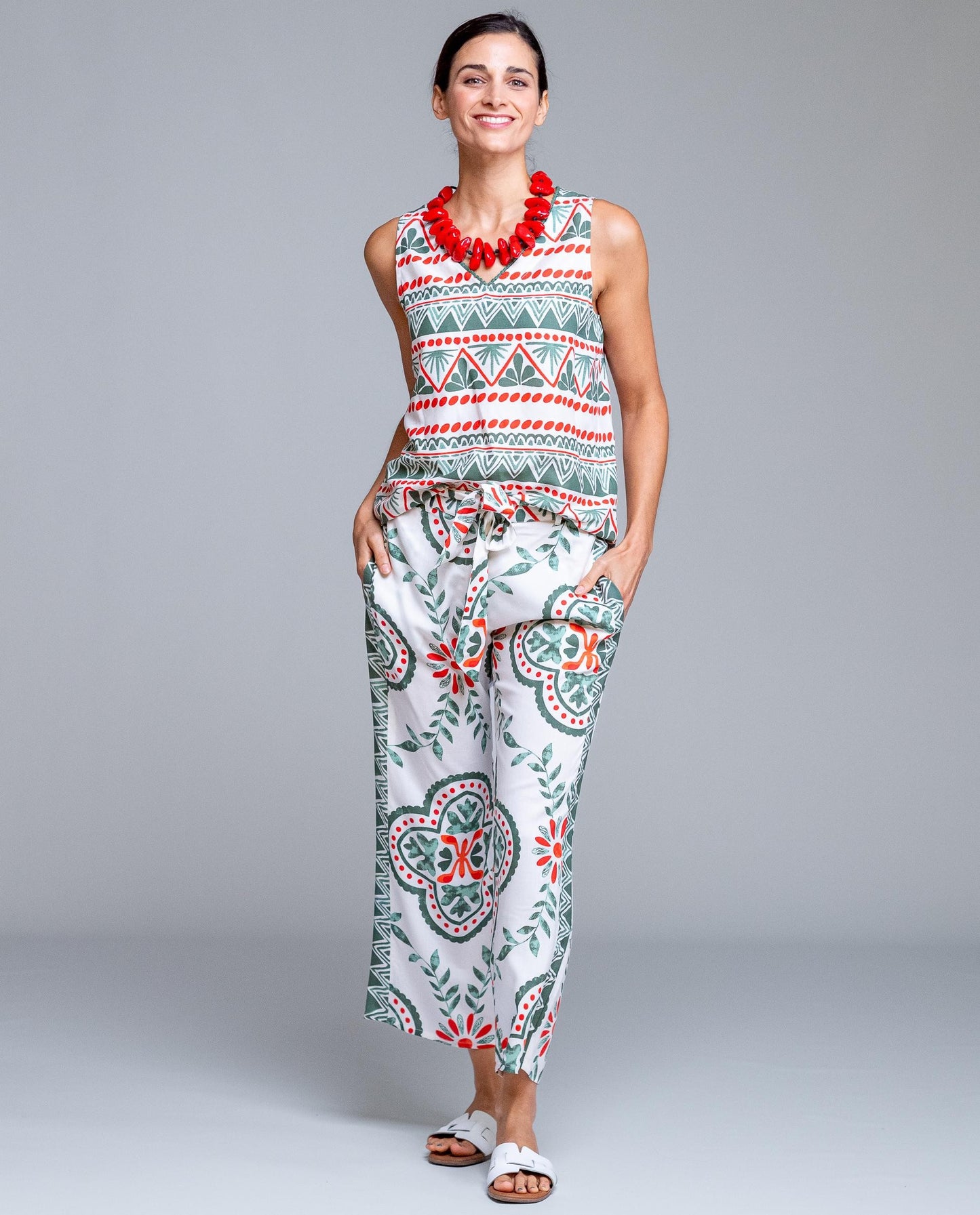 Pantalón estampado de mujer de la marca Señoretta Street, una prenda fresca y actual que combina comodidad y estilo. Con cintura elástica y lazada ajustable, ofrece un ajuste cómodo y favorecedor. Su tejido ligero y fluido aporta movimiento, mientras que el estampado floral y geométrico en tonos verdes y rojos sobre fondo claro añade un toque original y veraniego. Perfecto para crear looks desenfadados con sandalias o combinar con su camiseta a juego para un conjunto coordinado.
Composición: 100% Viscosa.