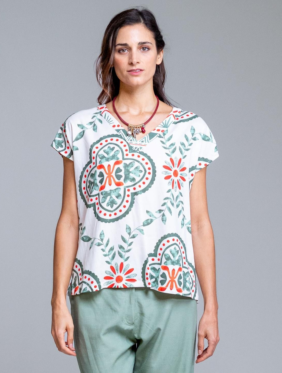 Camiseta de mujer estampada con diseño geométrico y floral en tonos verde y coral, perfecta para un look fresco y actual. Con cuello pico y manga corta caída, ofrece un ajuste cómodo y favorecedor que estiliza la silueta. Su tejido ligero y suave la convierte en una prenda ideal para primavera y verano, fácil de combinar con pantalones lisos, shorts o faldas. Una camiseta versátil y femenina que aporta color y personalidad a tus outfits diarios. Ideal para looks casual y urbanos.
Composición: 100% Viscosa.
