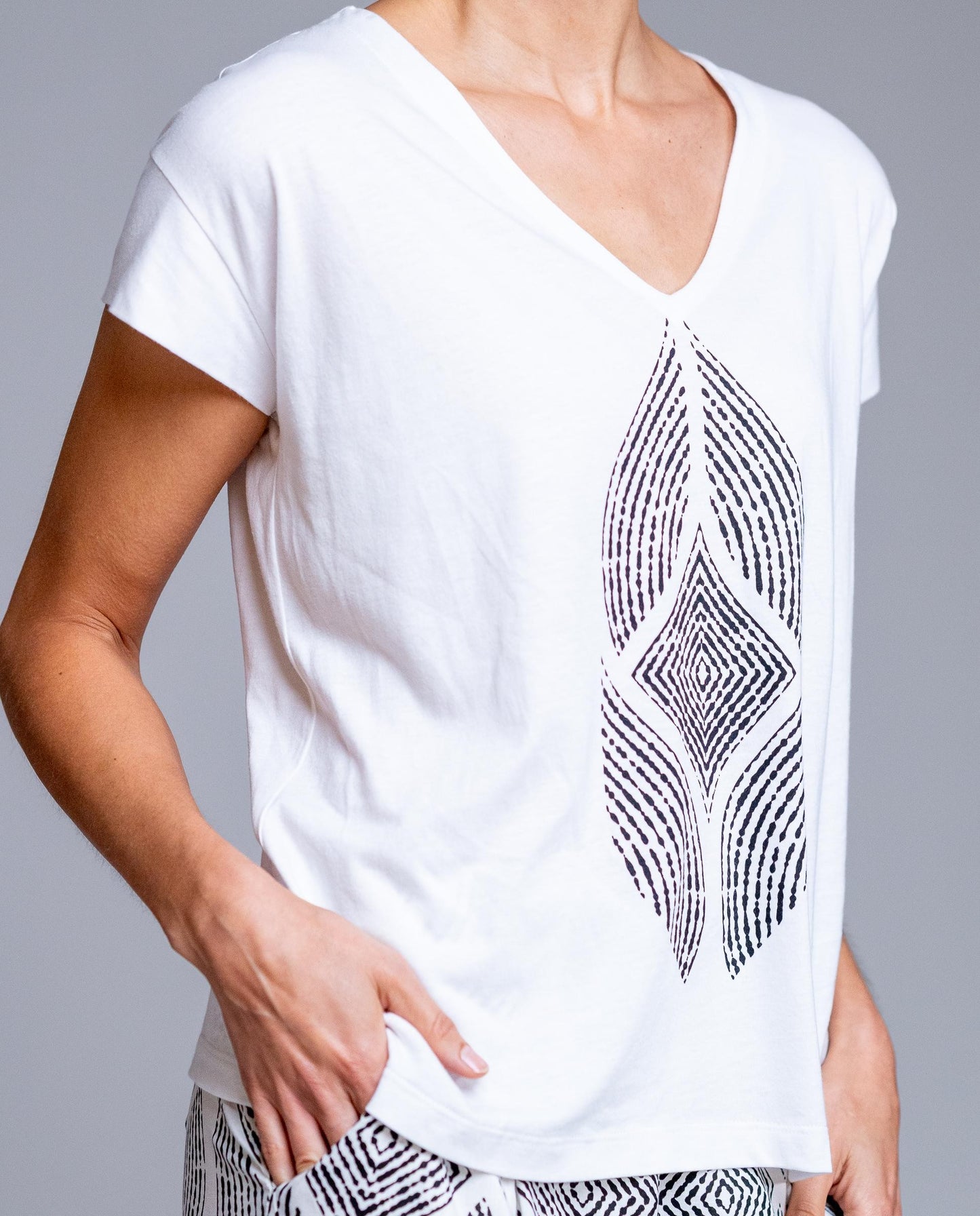 Diseño de manga corta y escote en pico que estiliza el cuello, con estampado geométrico central que añade un toque moderno y sofisticado.
Composición: 50% Algodón y 50% Viscosa.
Se recomienda lavar a mano o en lavadora hasta 30º. No usar lejía, planchar suavemente del revés hasta 110º y no usar secadora.