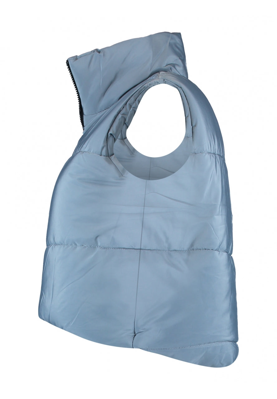Chaleco acolchado corto de color gris/azulado y forro interior negro. Bolsillos.
Composición: 100% poliéster.
Se recomienda lavar a mano o en lavadora hasta 30º. No usar lejía, planchar suavemente del revés hasta 110º y no usar secadora.