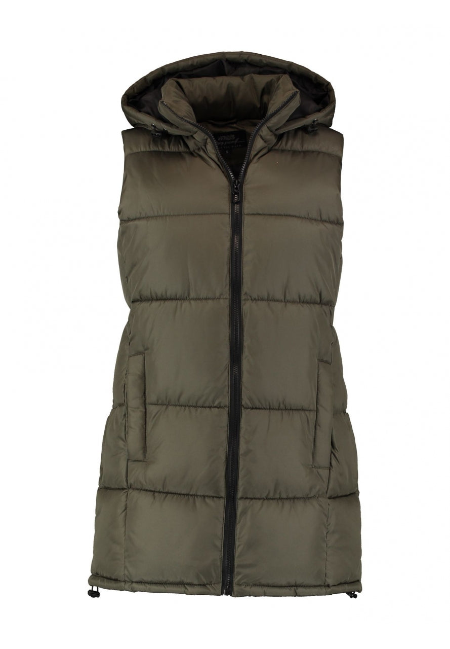 Chaleco largo hasta la cadera, con capucha, bolsillos con cremallera y forrito polar en su interior. Tiene una goma a la altura de la cintura para ajustarlo en la espalda.
Composición: 100% Poliéster.
Se recomienda lavar a mano o en lavadora hasta 30º. No usar lejía, planchar suavemente del revés hasta 110º y no usar secadora.