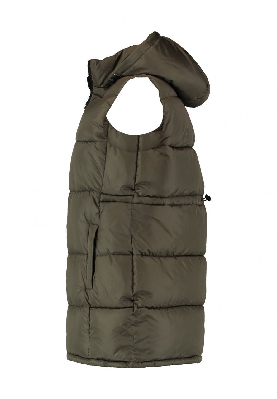 Chaleco largo hasta la cadera, con capucha, bolsillos con cremallera y forrito polar en su  interior. Tiene una goma a la altura de la cintura para ajustarlo en la espalda.
Composición: 100% Poliéster.
Se recomienda lavar a mano o en lavadora hasta 30º. No usar lejía, planchar suavemente del revés hasta 110º y no usar secadora.