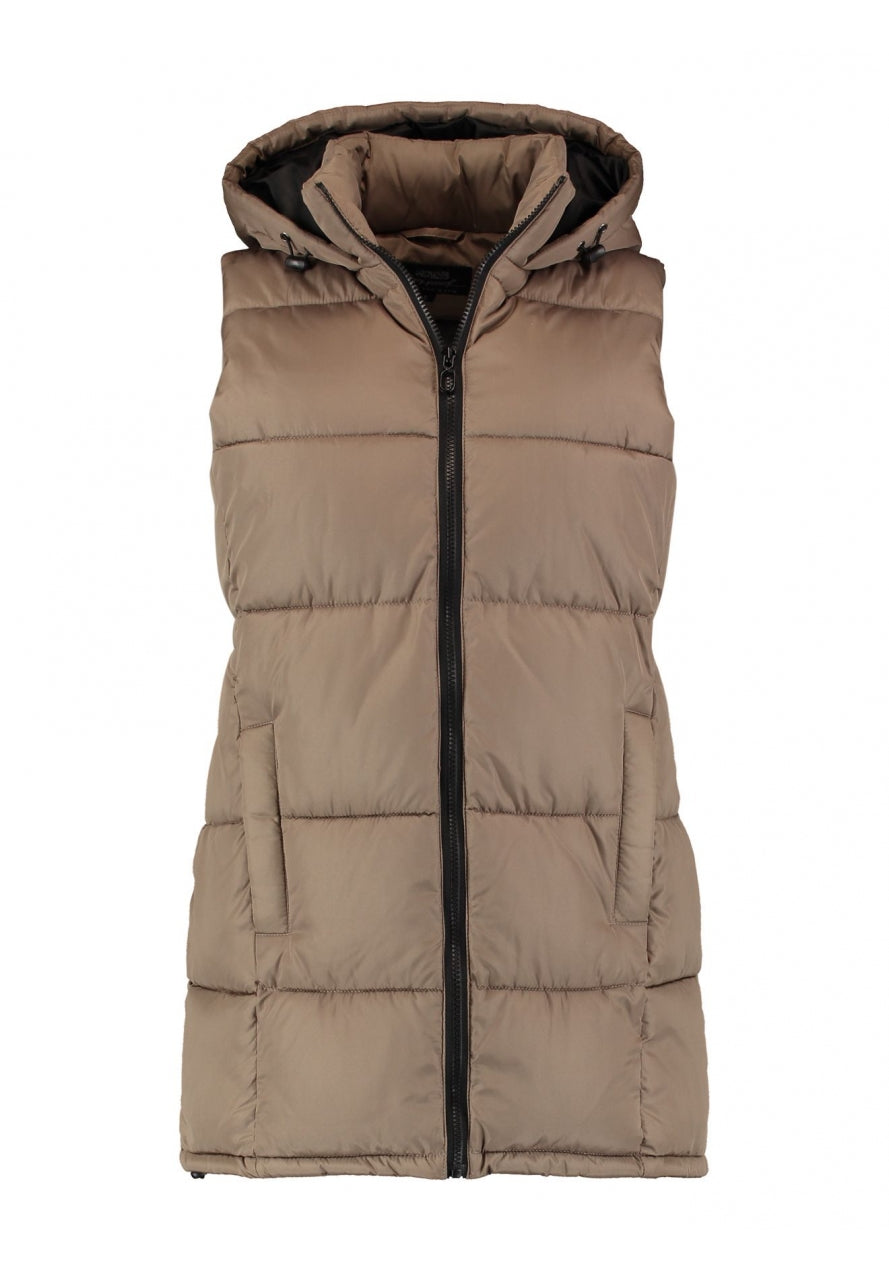 Chaleco largo hasta la cadera, con capucha, bolsillos con cremallera y forrito polar en su  interior. Tiene una goma a la altura de la cintura para ajustarlo en la espalda.
Composición: 100% Poliéster.
Se recomienda lavar a mano o en lavadora hasta 30º. No usar lejía, planchar suavemente del revés hasta 110º y no usar secadora.