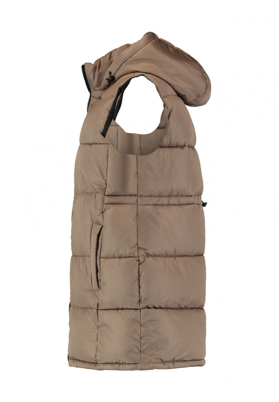 Chaleco largo hasta la cadera, con capucha, bolsillos con cremallera y forrito polar en su  interior. Tiene una goma a la altura de la cintura para ajustarlo en la espalda.
Composición: 100% Poliéster.
Se recomienda lavar a mano o en lavadora hasta 30º. No usar lejía, planchar suavemente del revés hasta 110º y no usar secadora.