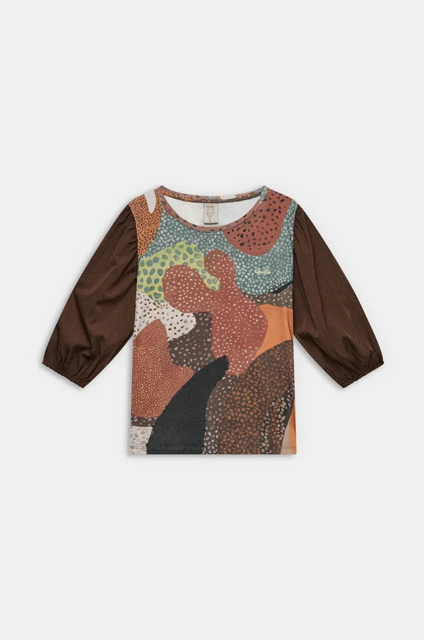 Camiseta con estampado artístico multicolor que combina formas orgánicas y tonos cálidos llenos de personalidad. Sus mangas abullonadas en contraste aportan volumen y un toque elegante. El diseño fluido la hace cómoda y especial para el día a día. Una prenda original para looks con carácter creativo.
Composición:
100%COTTON
SLEEVES: 69,4%VISCOSE 30,6%POLYAMIDE
Se recomienda lavar a mano o en lavadora hasta 30º. No usar lejía, planchar suavemente del revés hasta 110º y no usar secadora.