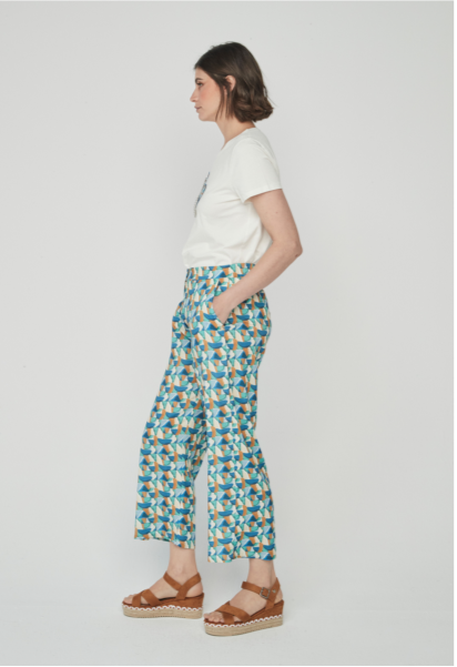 Pantalón culotte con bolsillos y cierre de cremallera en delantero con botón, y goma en espalda
Composición: 100% Viscosa.
Se recomienda lavar a mano o en lavadora hasta 30º. No usar lejía, planchar suavemente del revés hasta 110º y no usar secadora.