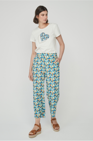 Pantalón culotte con bolsillos y cierre de cremallera en delantero con botón, y goma en espalda
Composición: 100% Viscosa.
Se recomienda lavar a mano o en lavadora hasta 30º. No usar lejía, planchar suavemente del revés hasta 110º y no usar secadora.