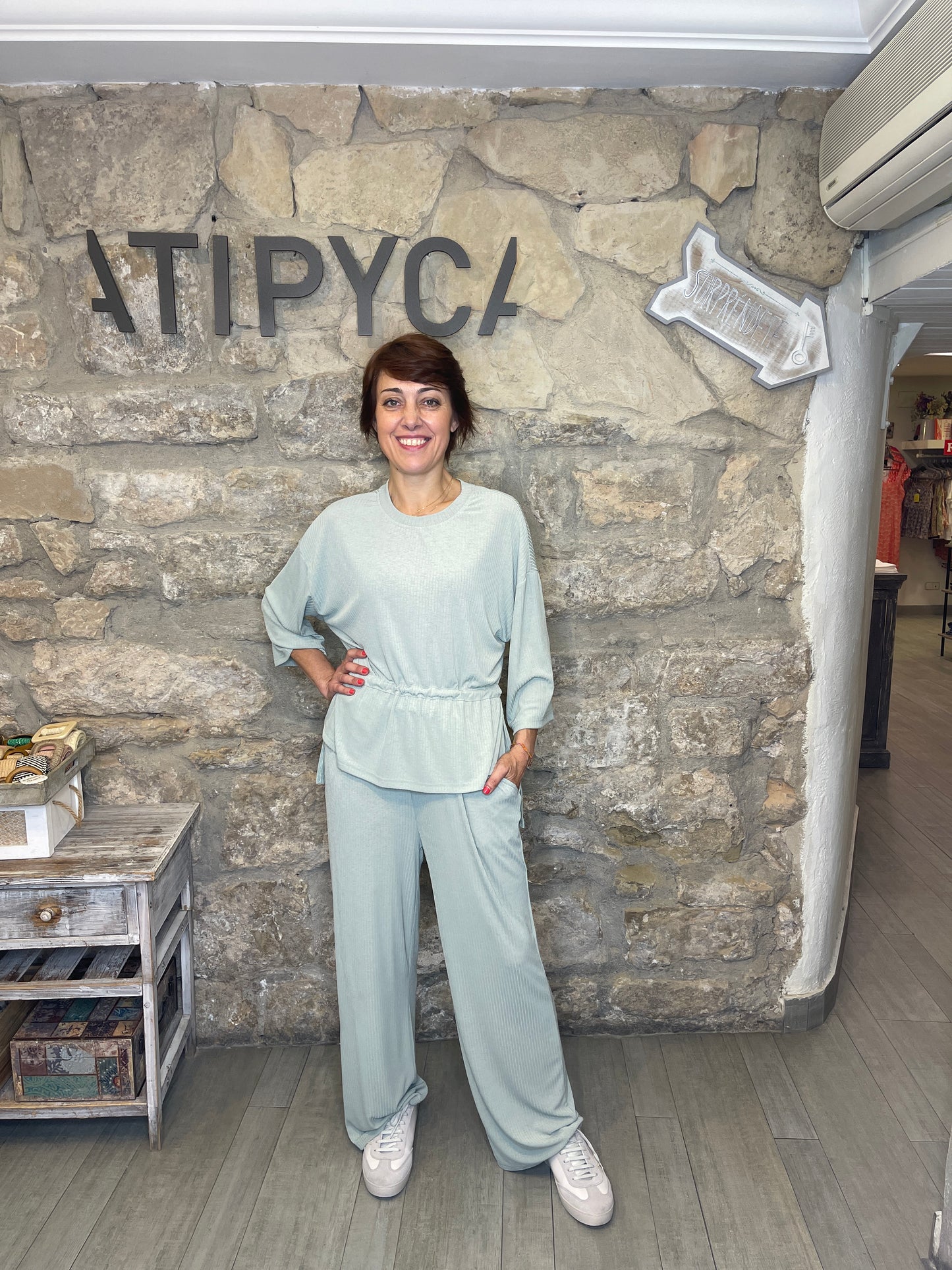 Sudadera sport de tejido ligero y suave, con detalle de cinturón. Composición: 65% Poliéster y 35%Viscosa. Se recomienda lavar a mano o en lavadora hasta 30º. No usar lejía, planchar suavemente del revés hasta 110º y no usar secadora.