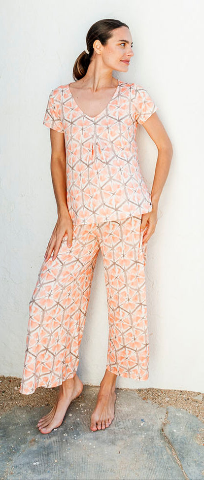Pantalón de tejido agradable que no necesita plancha, goma en cintura y bolsillos.
Composición: 95% Poliéster y 5% elastano.
Se recomienda lavar a mano o en lavadora hasta 30º. No usar lejía, planchar suavemente del revés hasta 110º y no usar secadora.