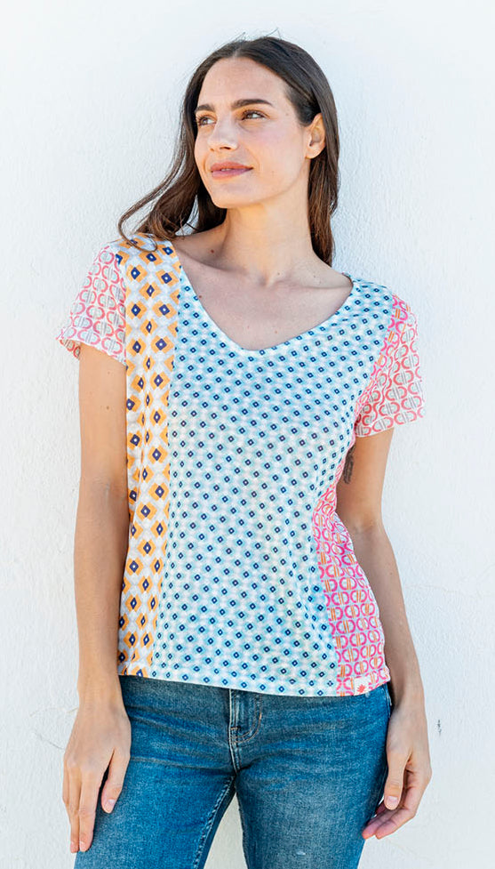 Camiseta con estampados variados, Tejido ligero y no necesita plancha.
Composición: 100% Poliéster.
Se recomienda lavar a mano o en lavadora hasta 30º. No usar lejía, planchar suavemente del revés hasta 110º y no usar secadora.