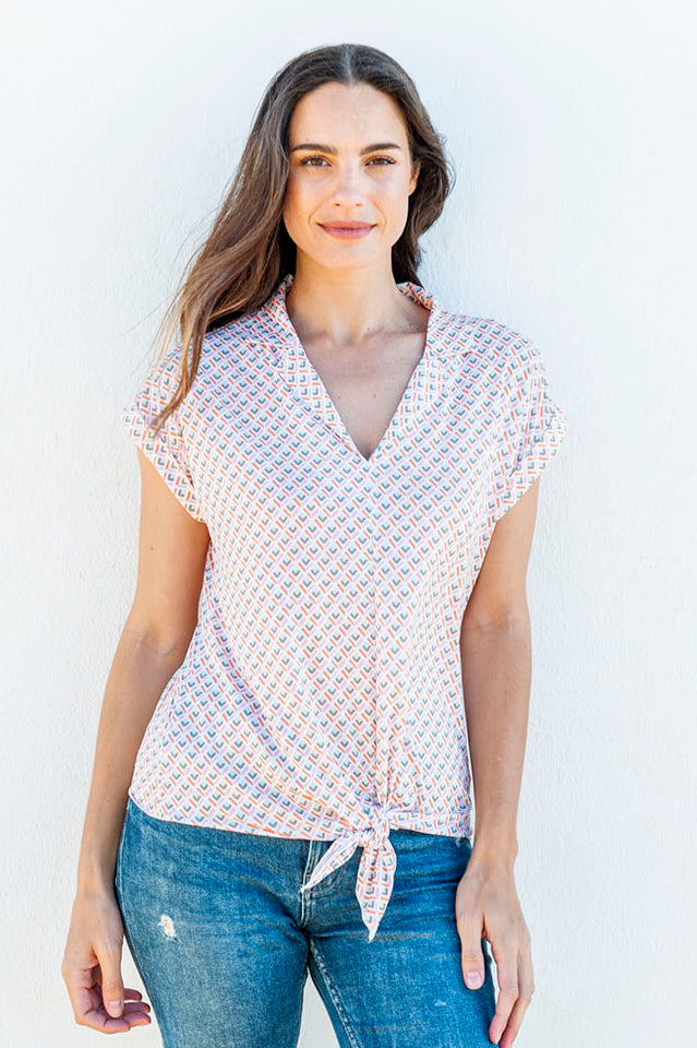 Camiseta con cuello, y se anuda en la cintura. Tejido con mucha caída, y no necesita plancha.
Composición: 95% Poliéster y 5% Elastano.
Se recomienda lavar a mano o en lavadora hasta 30º. No usar lejía, planchar suavemente del revés hasta 110º y no usar secadora.