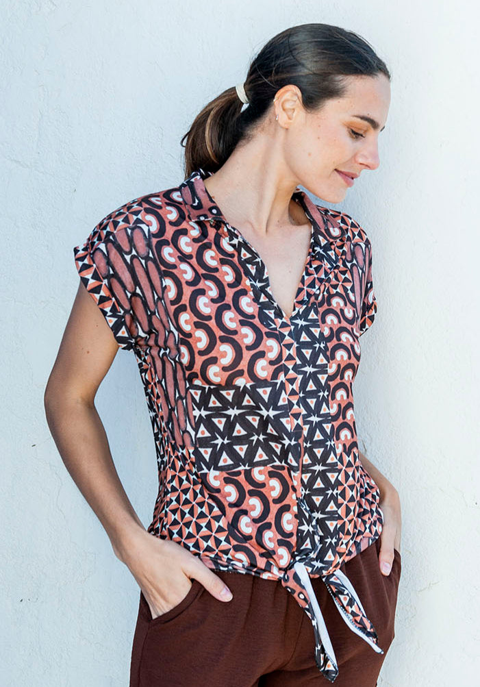 Camiseta con cuello, y se anuda en la cintura. Tejido con mucha caída, y no necesita plancha.
Composición: 95% Poliéster y 5% Elastano.
Se recomienda lavar a mano o en lavadora hasta 30º. No usar lejía, planchar suavemente del revés hasta 110º y no usar secadora.
