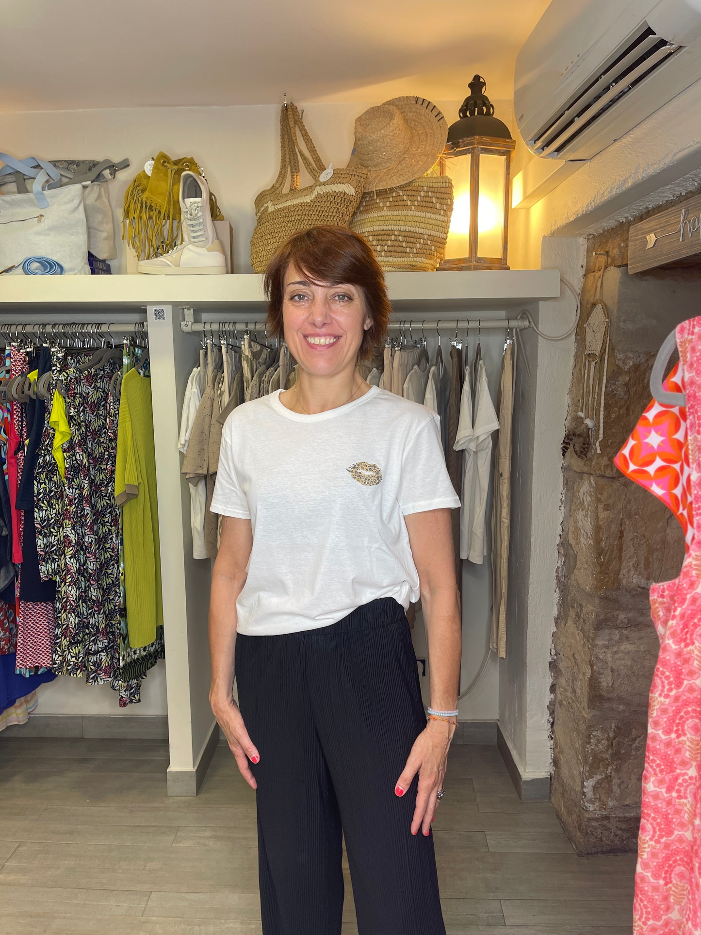 Pantalón de tejido ultrasuave que tiene un plisado en vertical. Goma en cintura. Composición: 70% Poliéster y 30% Viscosa. Se recomienda lavar a mano o en lavadora hasta 30º. No usar lejía, planchar suavemente del revés hasta 110º y no usar secadora.