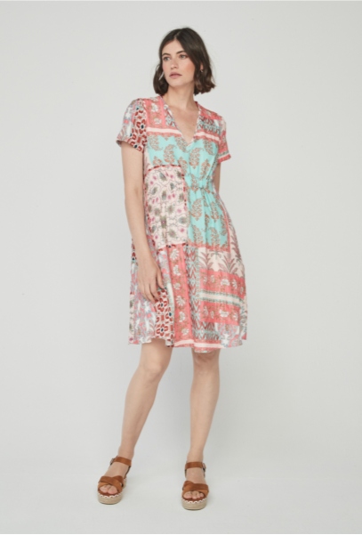 Vestido patchwork, escote en pico, de manga corta y bolsillos. Tiene un frunce de goma en la parte delantera de la cintura.
Composición: 98% Poliéster y 2% Elastano.
Se recomienda lavar a mano o en lavadora hasta 30º. No usar lejía, planchar suavemente del revés hasta 110º y no usar secadora.