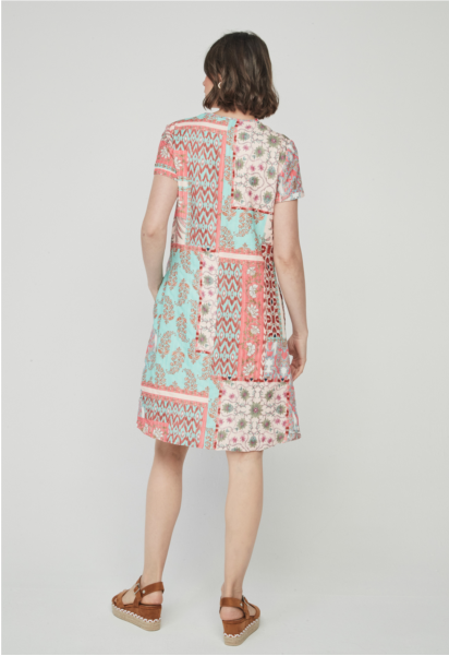 Vestido patchwork, escote en pico, de manga corta y bolsillos. Tiene un frunce de goma en la parte delantera de la cintura.
Composición: 98% Poliéster y 2% Elastano.
Se recomienda lavar a mano o en lavadora hasta 30º. No usar lejía, planchar suavemente del revés hasta 110º y no usar secadora.
