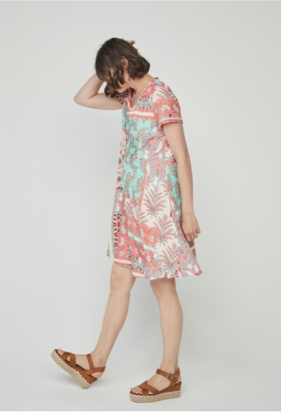 Vestido patchwork, escote en pico, de manga corta y bolsillos. Tiene un frunce de goma en la parte delantera de la cintura.
Composición: 98% Poliéster y 2% Elastano.
Se recomienda lavar a mano o en lavadora hasta 30º. No usar lejía, planchar suavemente del revés hasta 110º y no usar secadora.