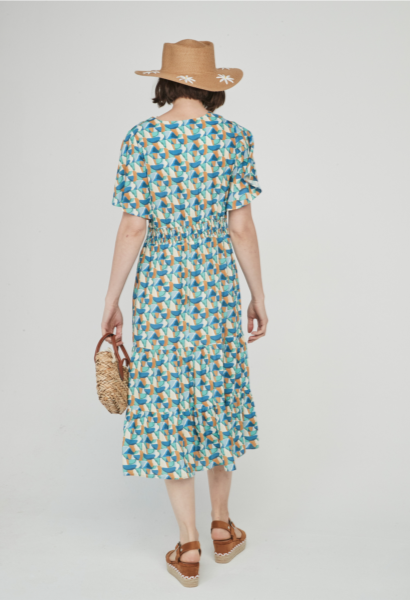 Vestido midi , escote en pico y volante en el bajo. Estampado tipo paneles.
Composición: 100% Viscosa.
Se recomienda lavar a mano o en lavadora hasta 30º. No usar lejía, planchar suavemente del revés hasta 110º y no usar secadora.