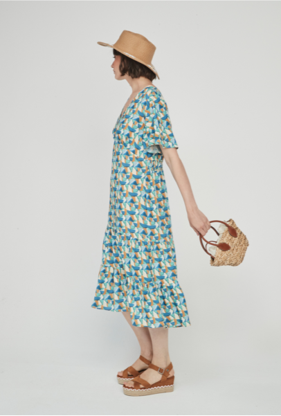 Vestido midi , escote en pico y volante en el bajo. Estampado tipo paneles.
Composición: 100% Viscosa.
Se recomienda lavar a mano o en lavadora hasta 30º. No usar lejía, planchar suavemente del revés hasta 110º y no usar secadora.