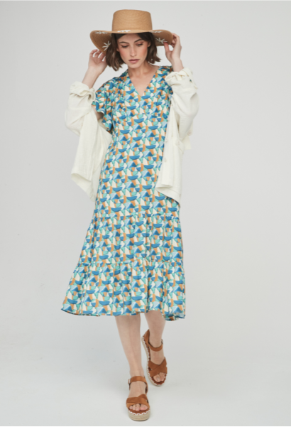 Vestido midi , escote en pico y volante en el bajo. Estampado tipo paneles.
Composición: 100% Viscosa.
Se recomienda lavar a mano o en lavadora hasta 30º. No usar lejía, planchar suavemente del revés hasta 110º y no usar secadora.
