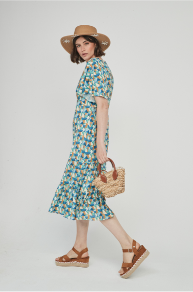 Vestido midi , escote en pico y volante en el bajo. Estampado tipo paneles.
Composición: 100% Viscosa.
Se recomienda lavar a mano o en lavadora hasta 30º. No usar lejía, planchar suavemente del revés hasta 110º y no usar secadora.