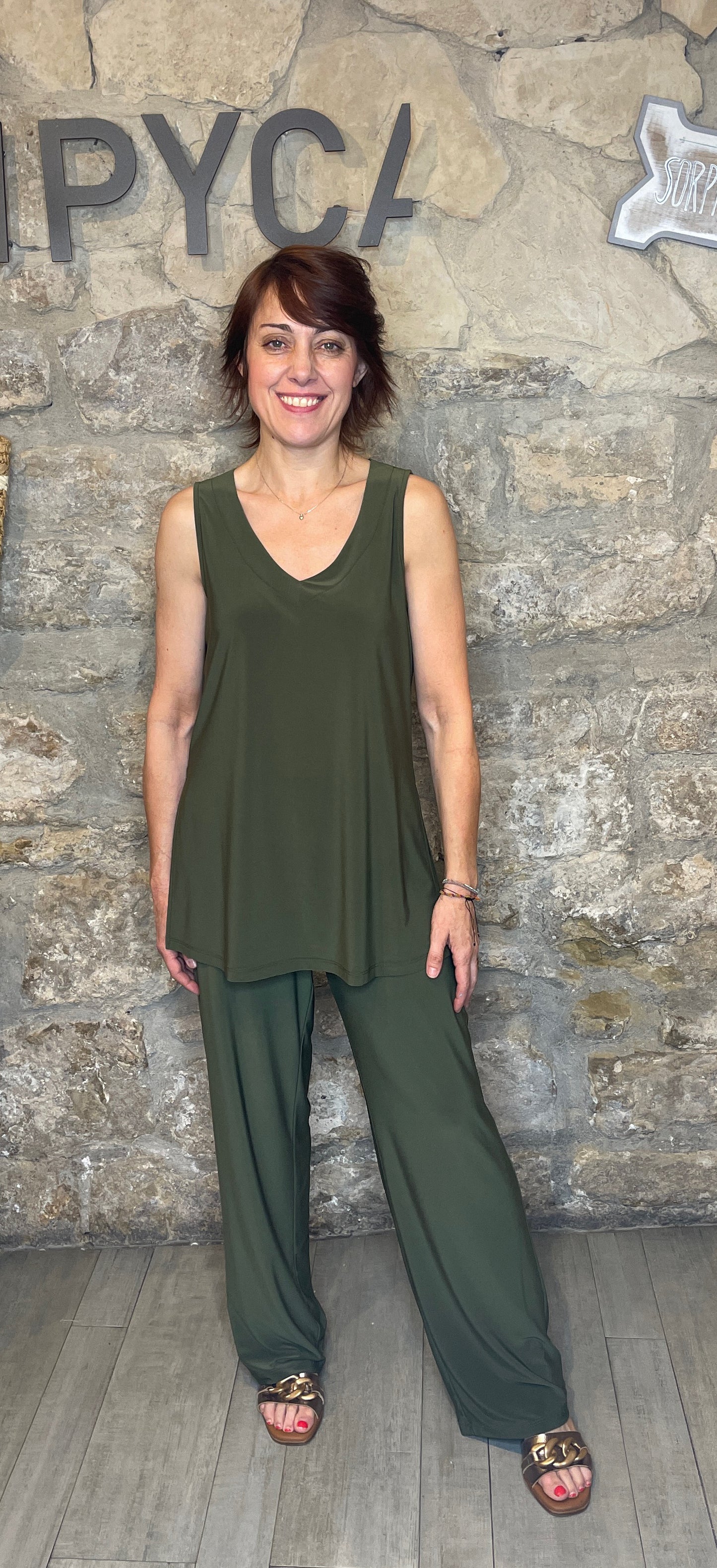 Pantalón liso goma en cintura. Tejido con una caída espectacular y no necesita plancha. Composición: 96% Poliéster y 4% Elastano. Se recomienda lavar a mano o en lavadora hasta 30º. No usar lejía, planchar suavemente del revés hasta 110º y no usar secadora.