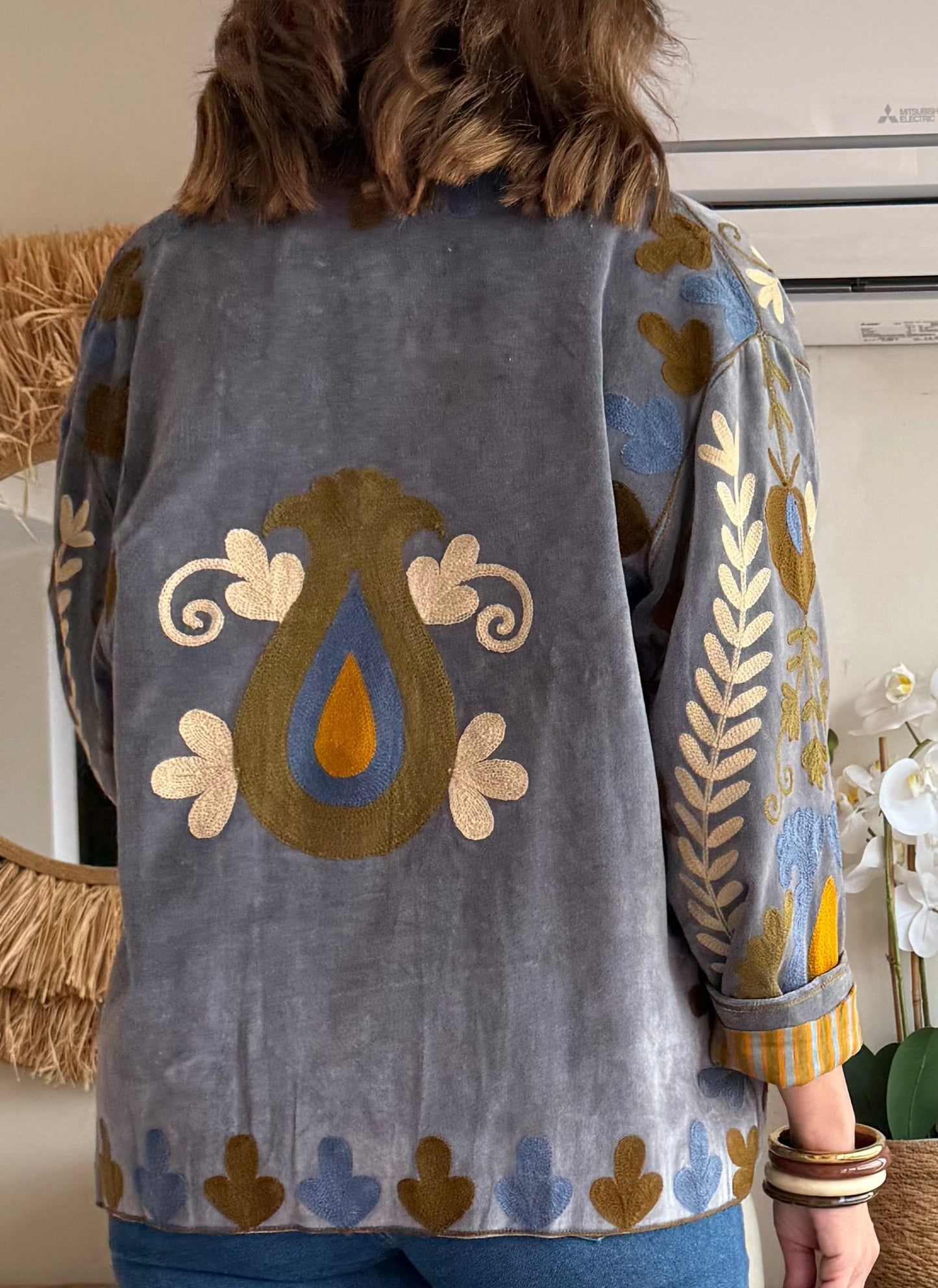 Chaqueta tipo kimono de terciopelo en tono gris con preciosos bordados florales en mostaza, azul y crema.
Cada pieza está bordada artesanalmente, lo que la convierte en una prenda
Perfecta para elevar cualquier look con ese aire boho y sofisticado que tanto nos gusta.
Composición: 100% Algodón.
Se recomienda lavar a mano o en lavadora hasta 30º. No usar lejía, planchar suavemente del revés hasta 110º y no usar secadora.